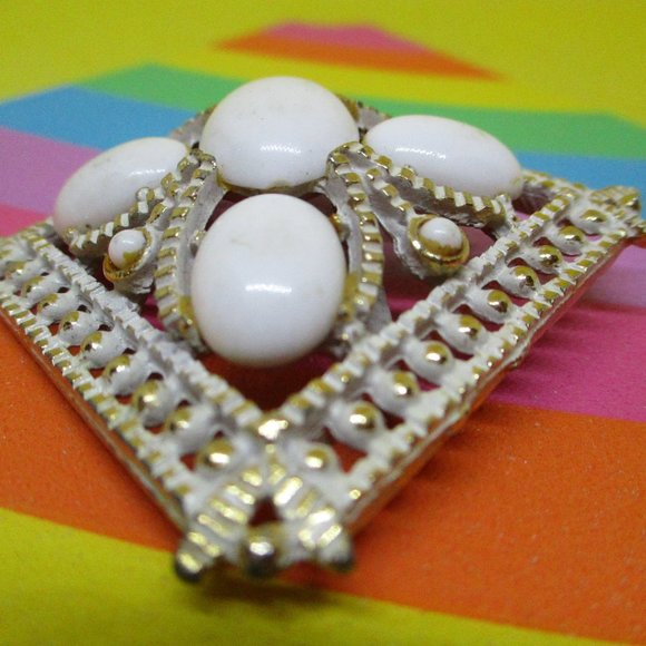 Vintage White Lucite Cabochon Enamel Gold Tone Metal Brooch White Lucite Enamel - Picture 3 of 12